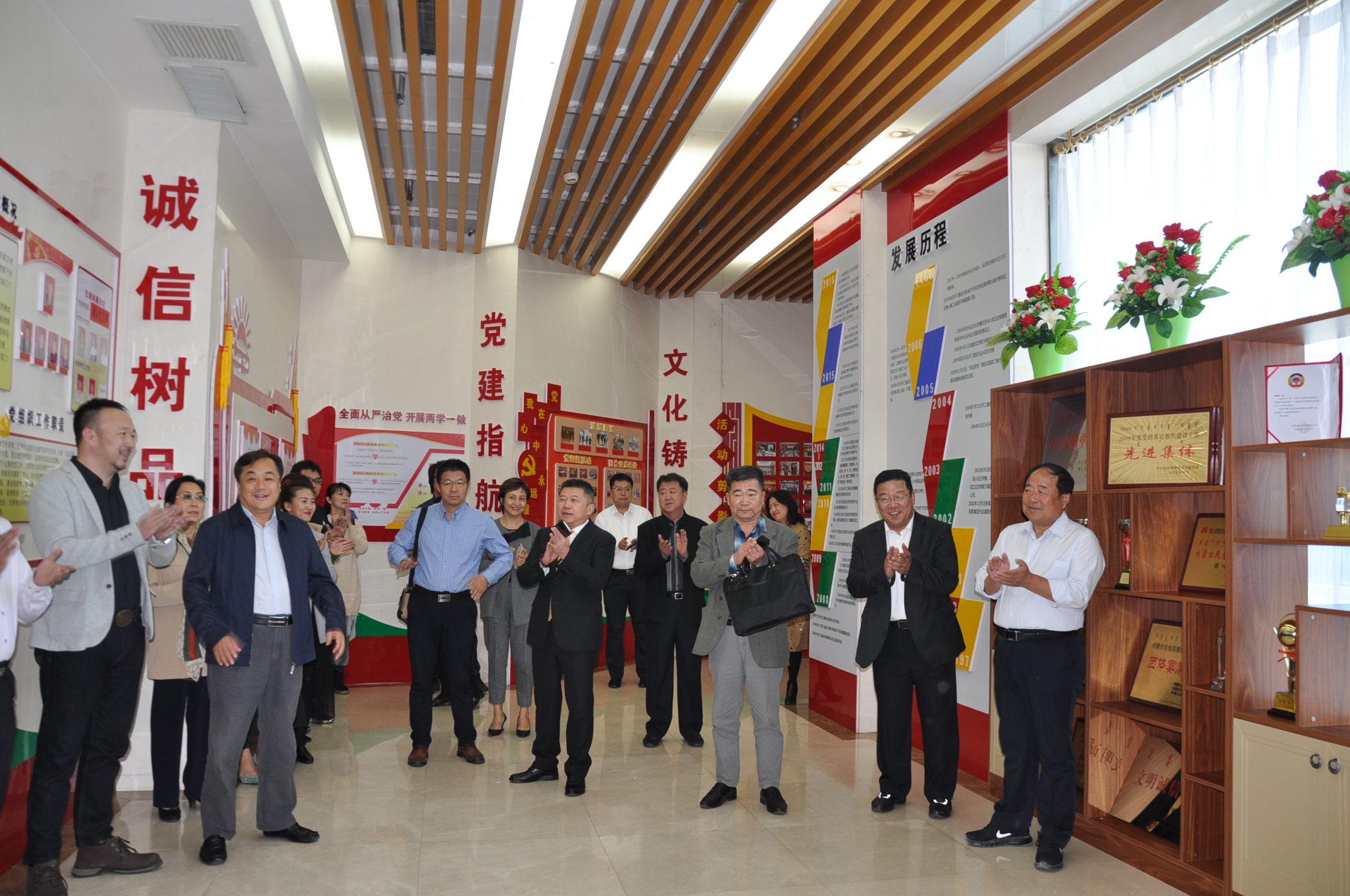 1538275876685840.jpg 1参观党建展厅.JPG