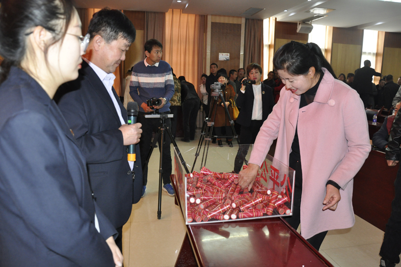 1542339142625337.jpg 00000000000现场抓阄 129户棚改居民抽取选房顺序.jpg