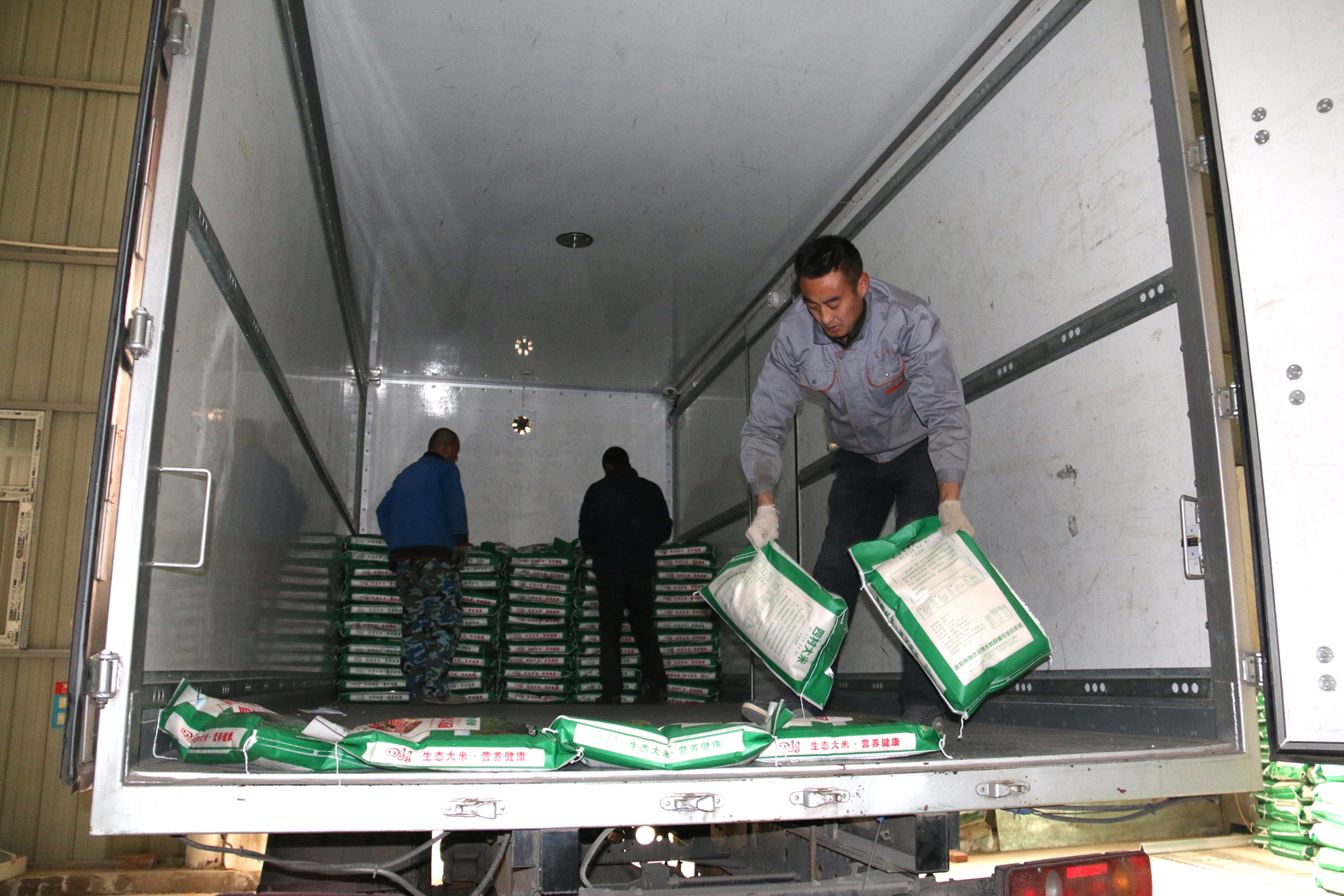 1543459296369901.jpg 邮政助力农产品“触网”畅销0000.jpg