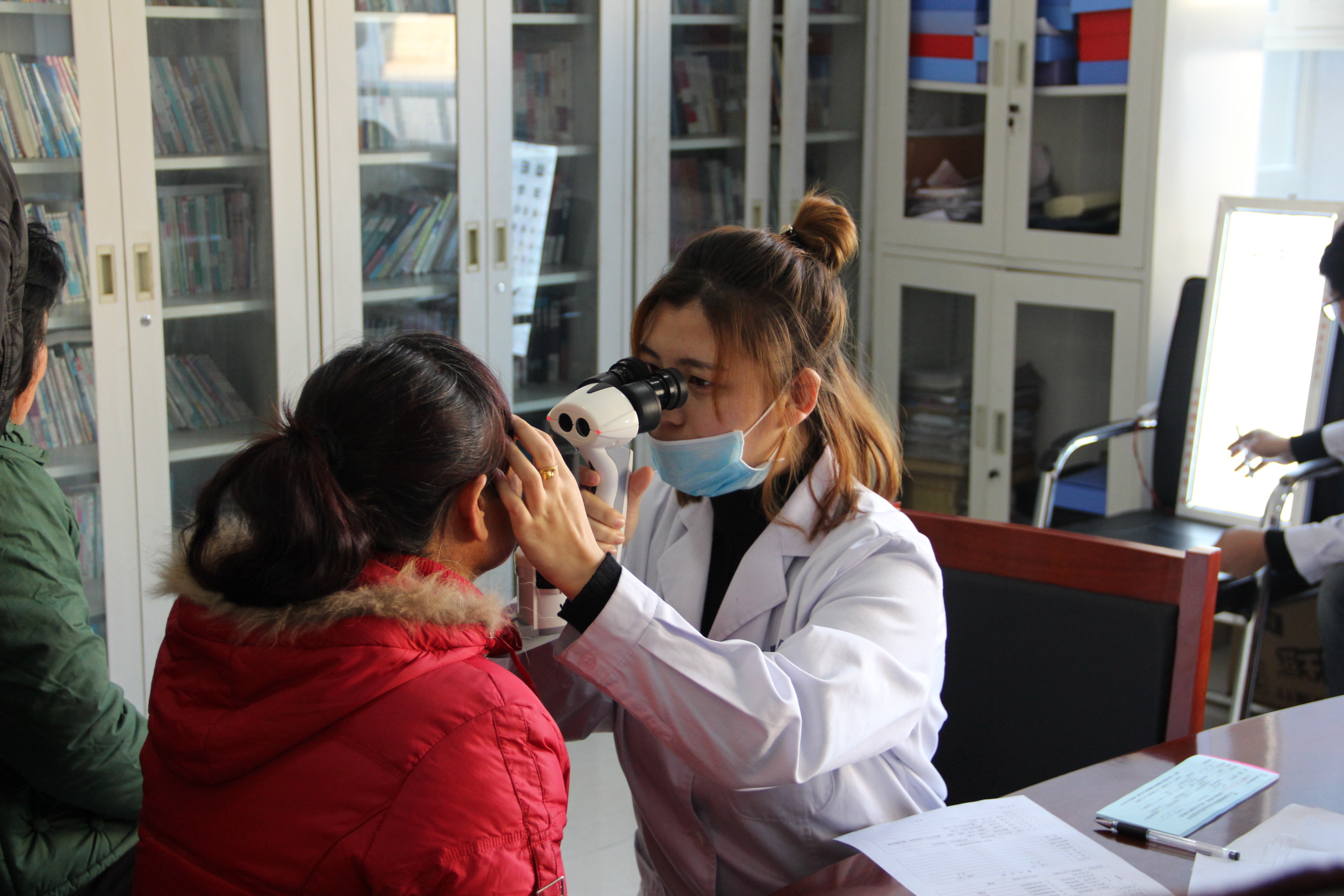 1546998376654126.jpg 达旗疾控中心深入包联村开展大型义诊活动 (7).JPG