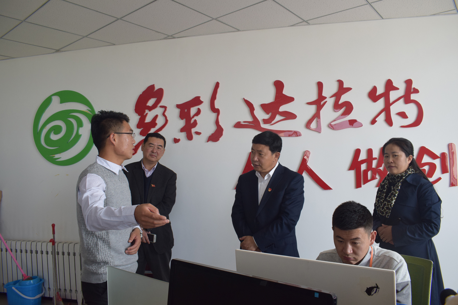 奇书记视察创业园8.jpg