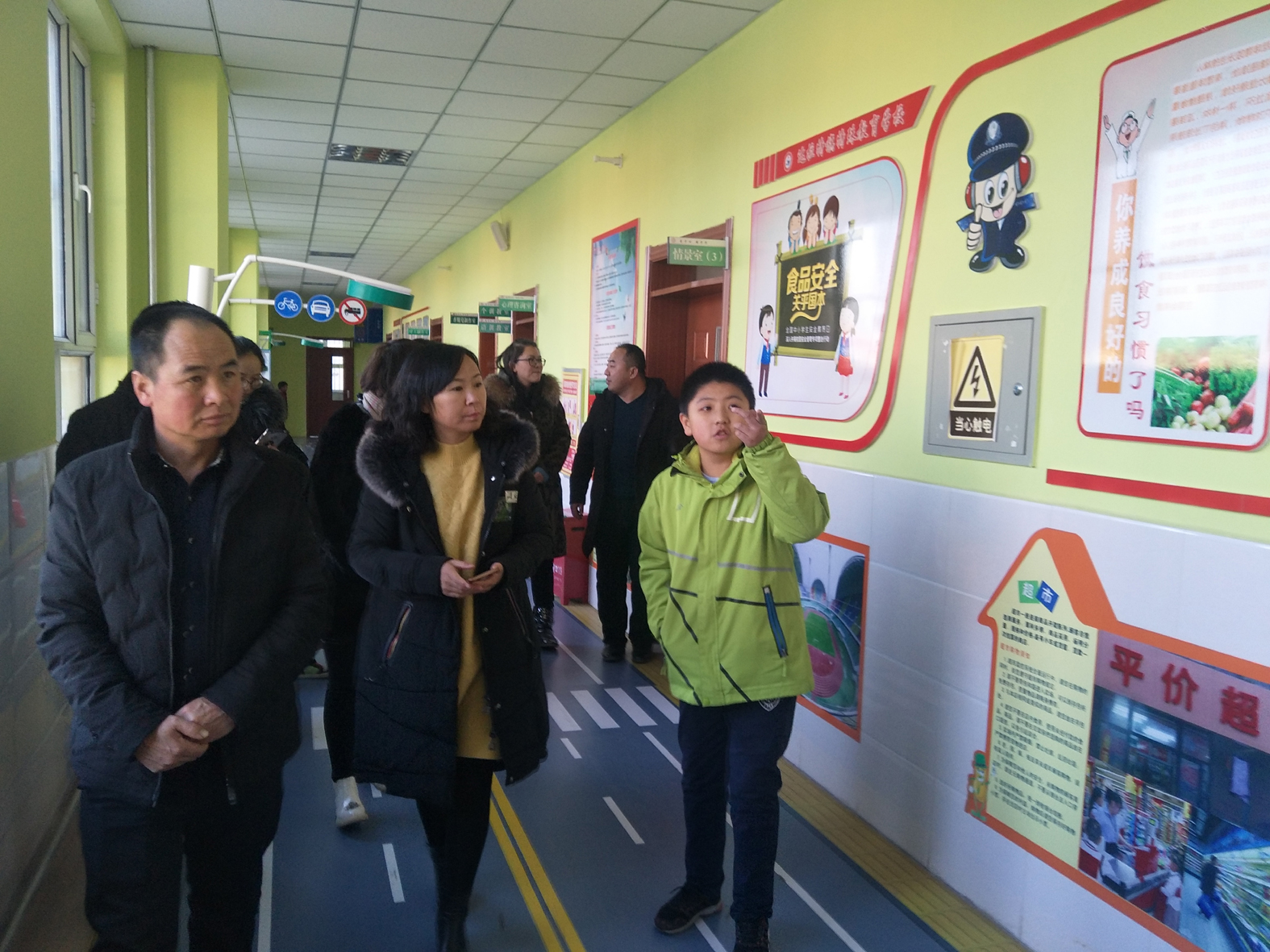 1548297034438579.jpg 党员们参观学生们的教室和宿舍情况.jpg