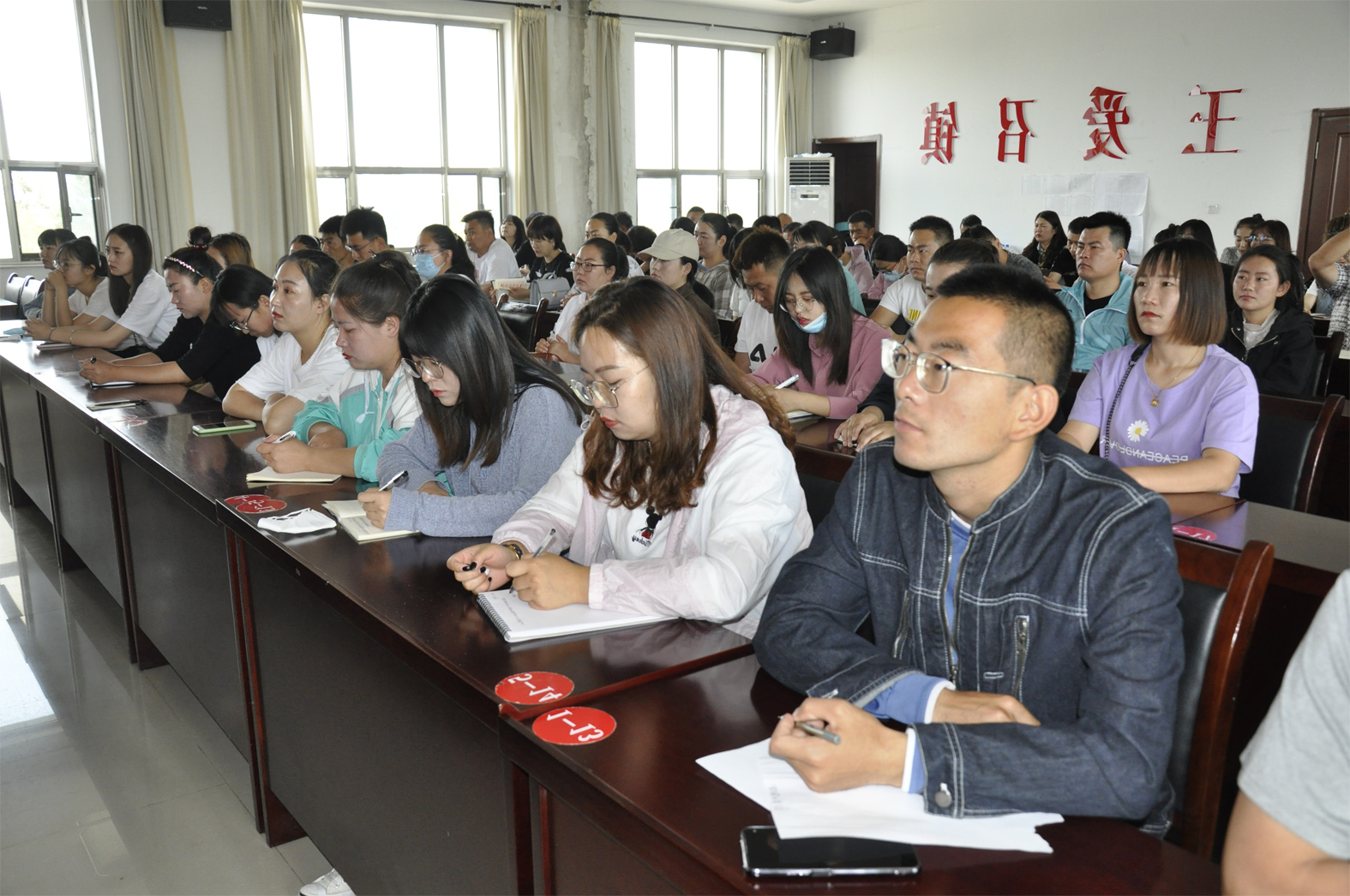 部署会上的大学生后备干部.jpg