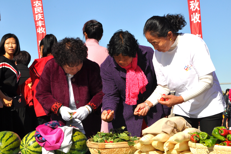 06品尝丰收果（郭建军 摄）.jpg