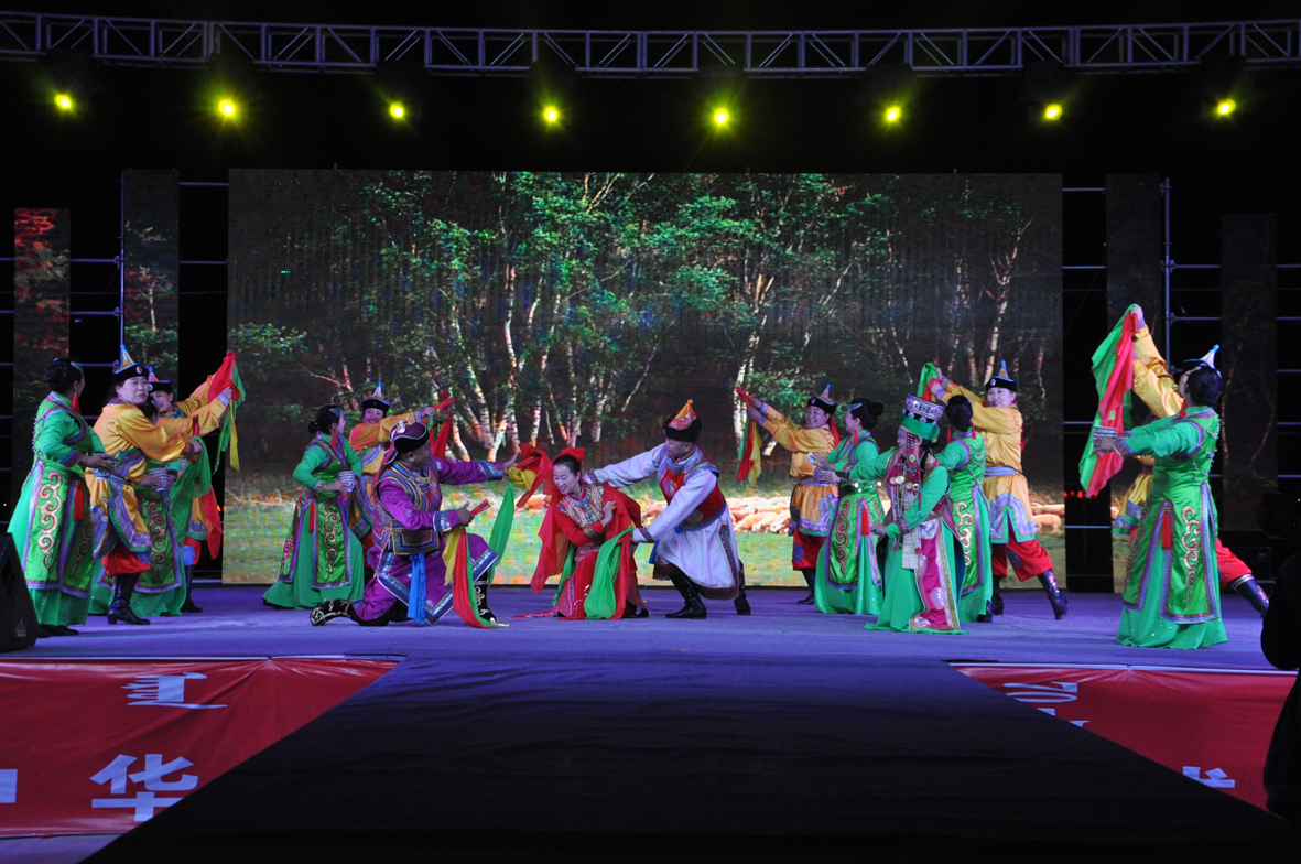 文艺演出传承民族文化.jpg
