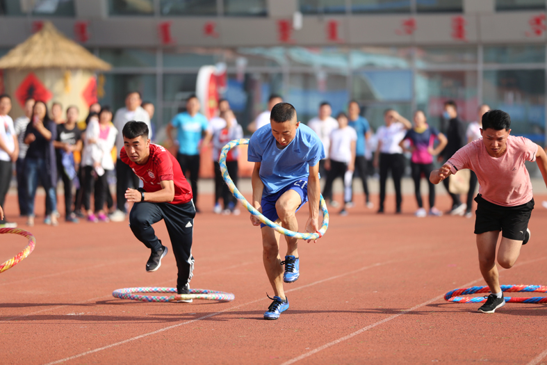 穿越障碍 张冰雪摄.jpg