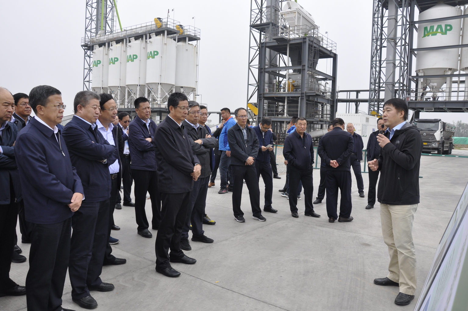 3.1听取中化农业负责人情况介绍 (1).JPG