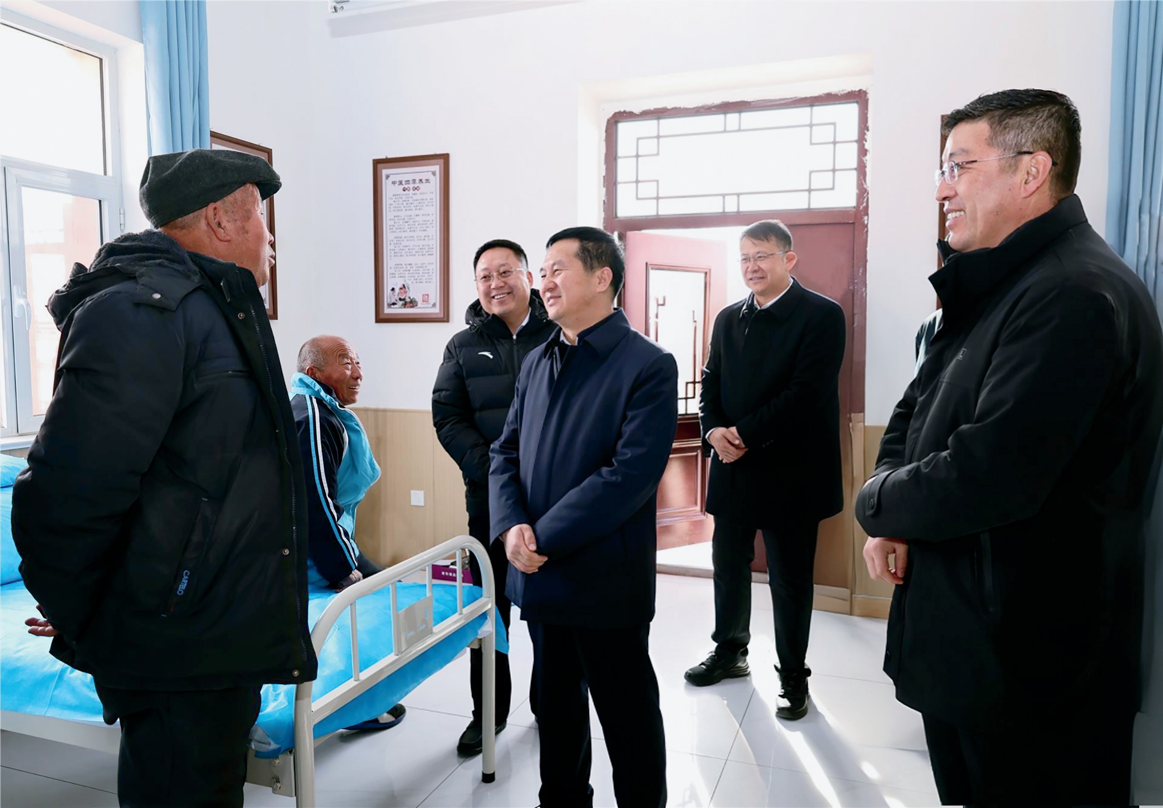 1742437375313657.jpg 王小平到王爱召镇开展“四下基层”现场办公活动.jpg