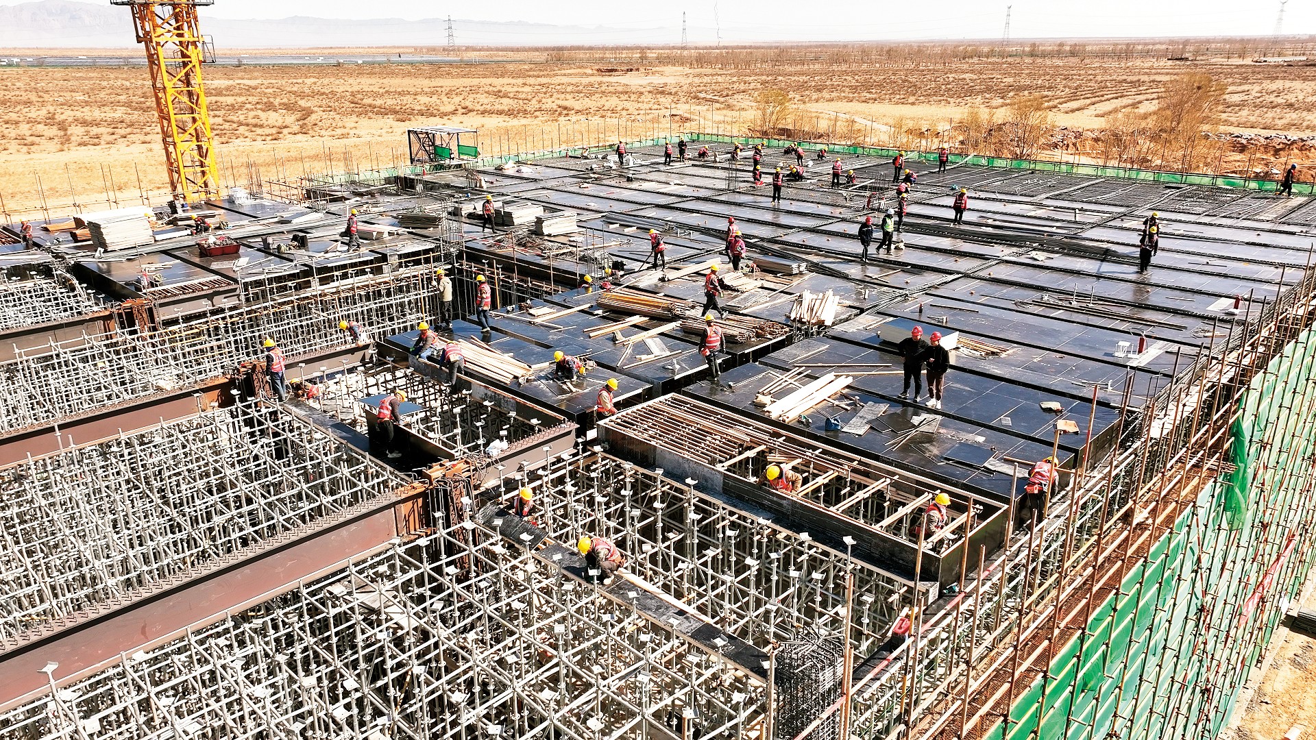 1753865603533840.jpg 库布齐沙漠新能源生态治理工程技术中心项目全面复工.jpg