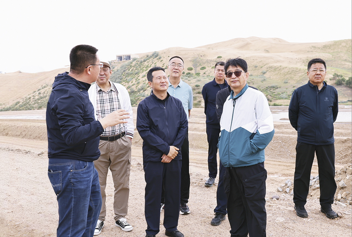 1754357464899269.jpg 王小平、刘永福、周帅实地调研响沙湾景区建设情况.jpg