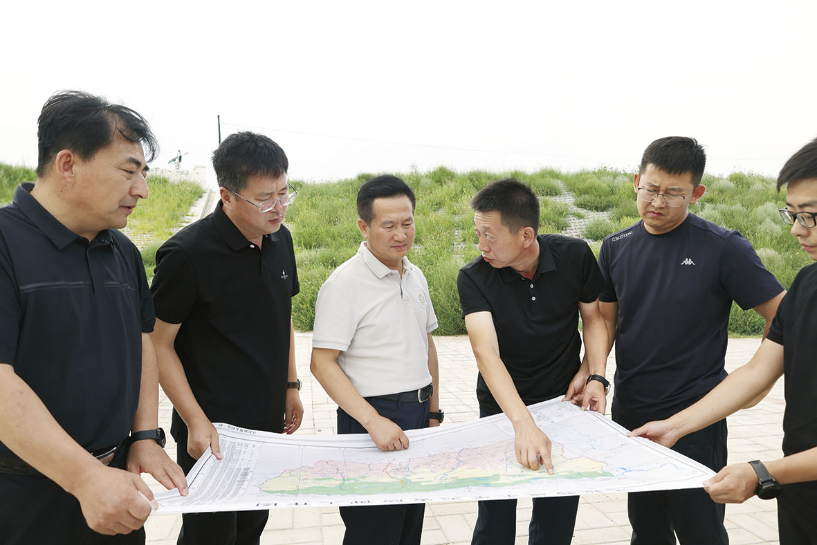 1755829279767002.jpg 王小平检查全旗防汛工作.jpg