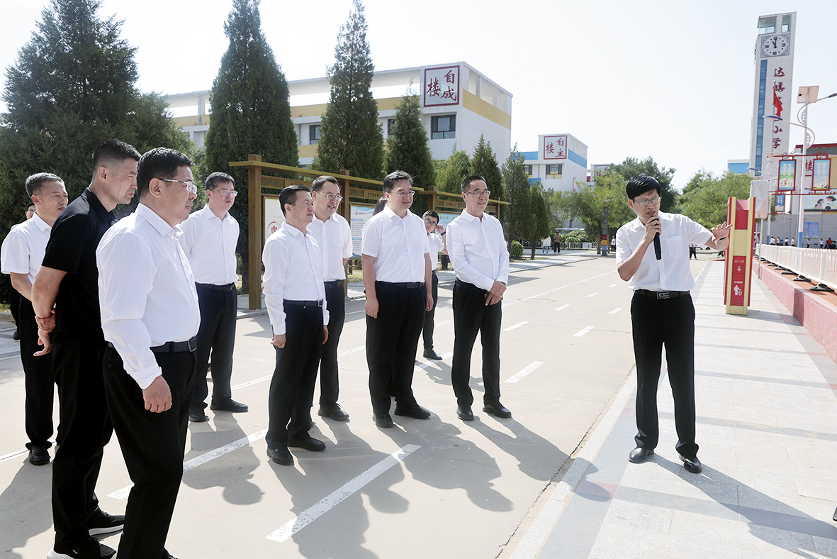 1757899196665806.jpg 旗四大班子领导集体调研教育工作.jpg