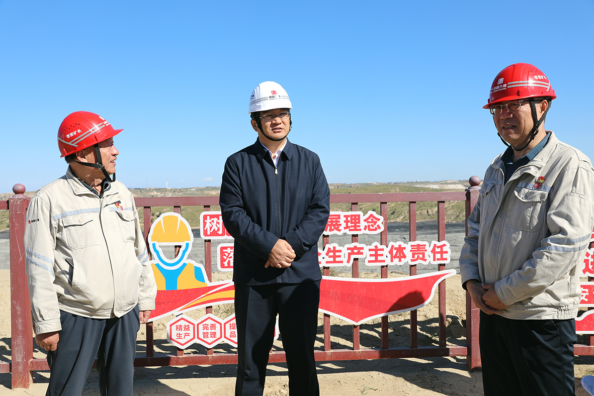 1758246355437862.jpg 张伟雄到敖包梁矿区调研督导煤矿生产经营工作.JPG