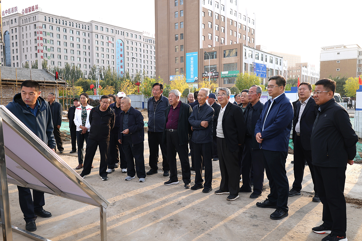 1760687320483904.jpg 我旗组织县级退休老干部调研全旗经济社会发展情况.jpg