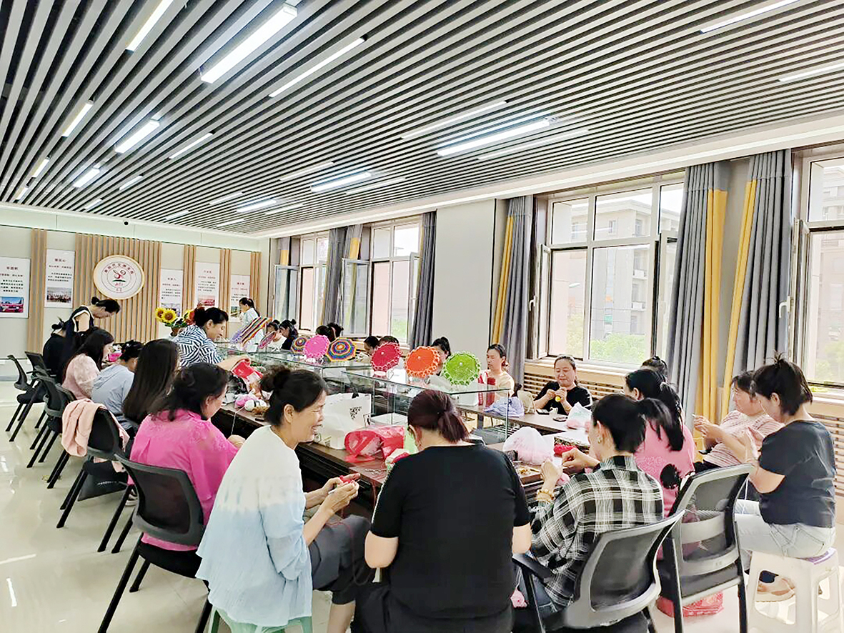 1772094521144293.jpg 1.1在达拉特旗西园街道金鹏社区,非遗手工编织让社区居民们就近再就业,挣钱顾家两不误。.jpg