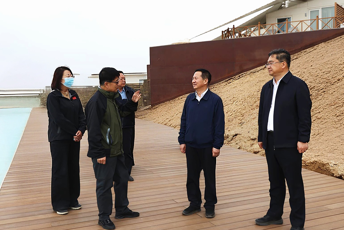 王小平张伟雄调研响沙湾旅游景区基础设施建设和瓦窑民宿项目推进情况.jpg